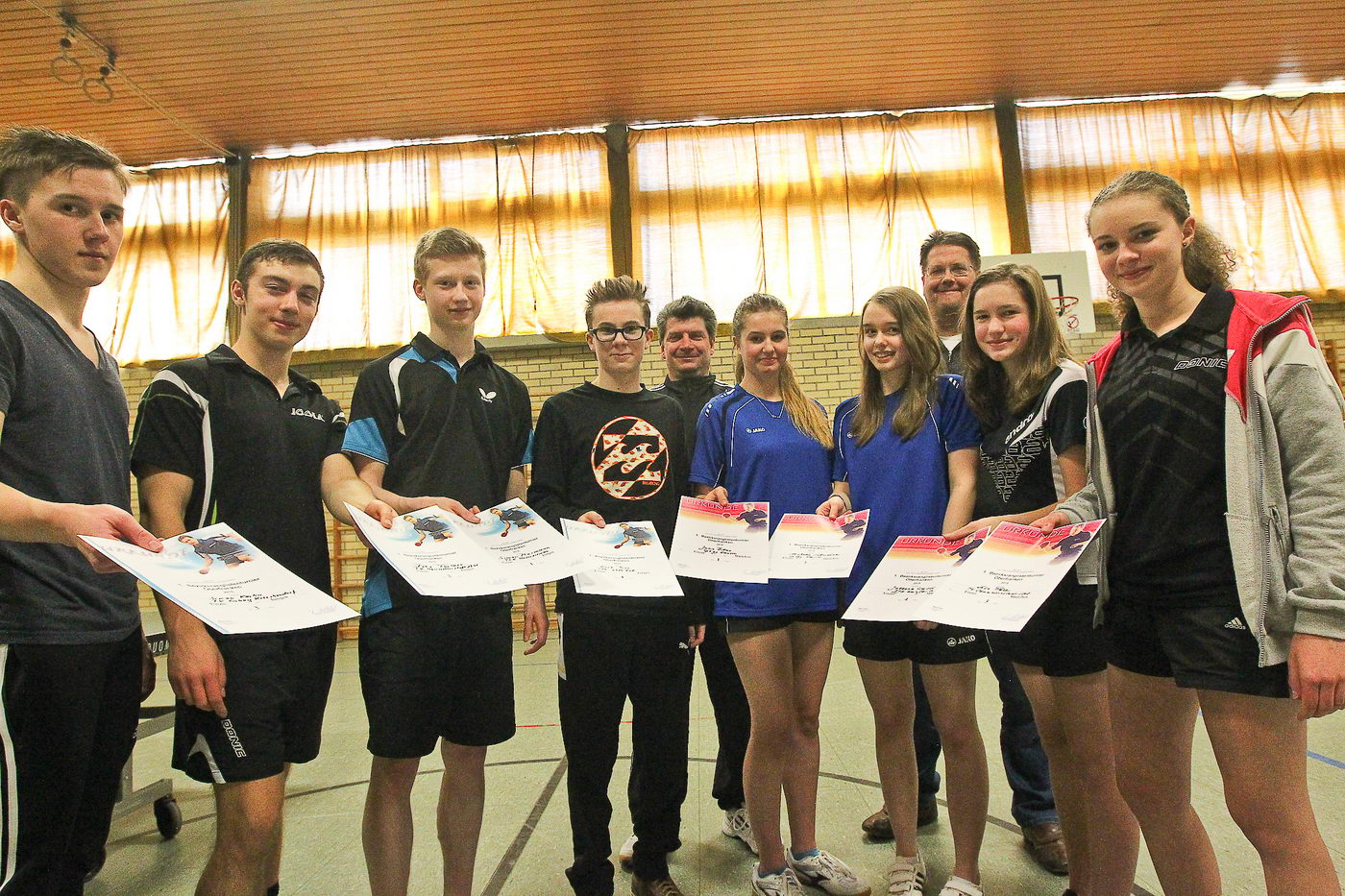 Simon Kostin, Felix Feulner, Simon Murmann, Erik Rill, Turnierleiter Rainer Pechthold, Julia Bittan, Michelle Schmelzer, 2. Bezirksvorsitzender Hans-Albert Braemer, Johanna Weisel, Lisa Feiler